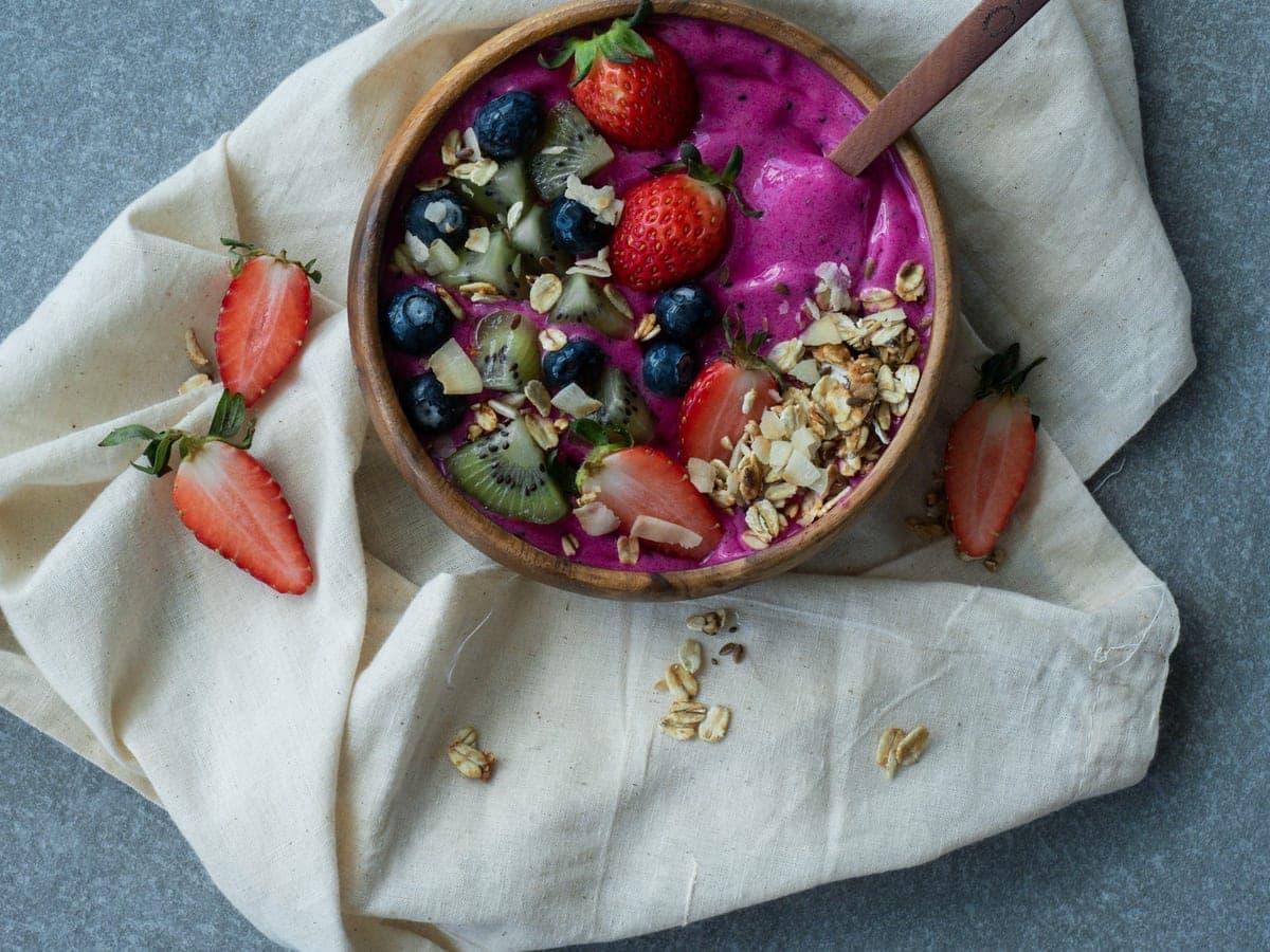 Tigela de açaí com frutas por cima