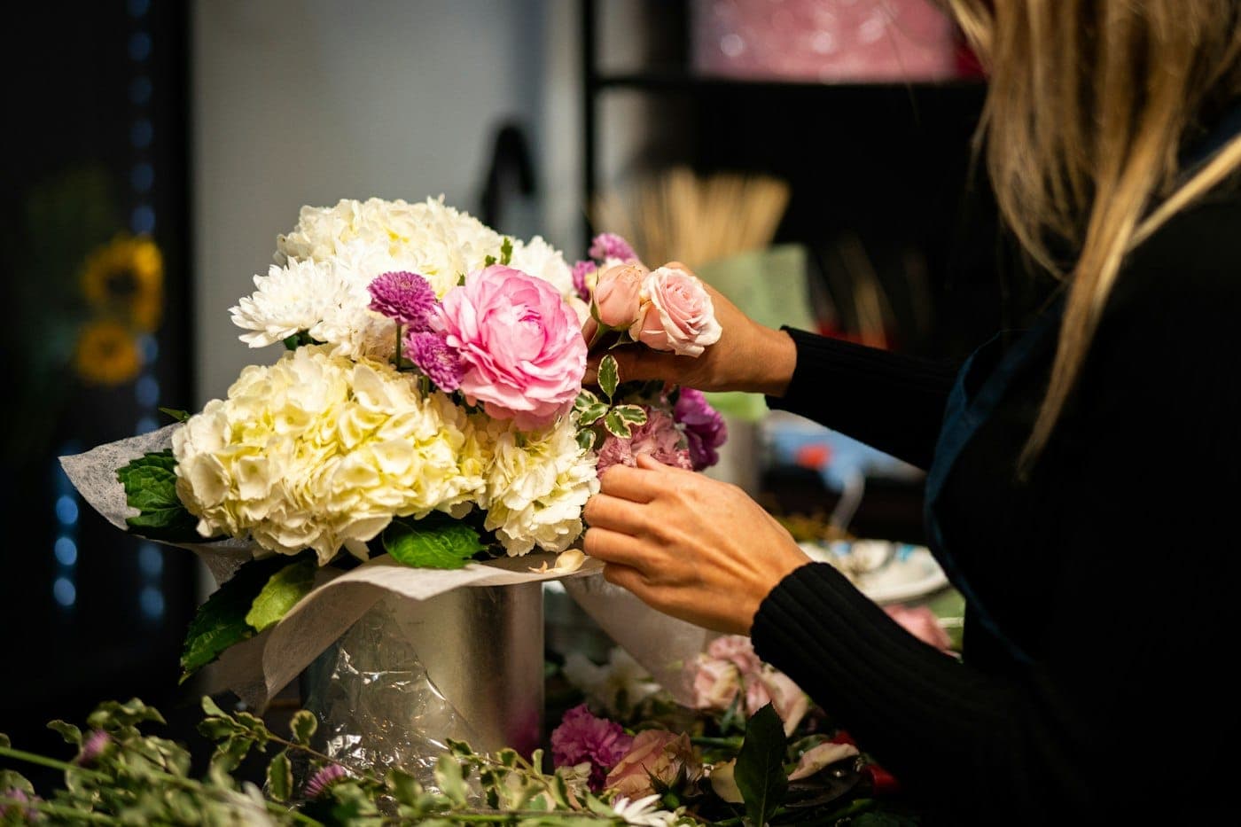 Florista montando um arranjo de flores
