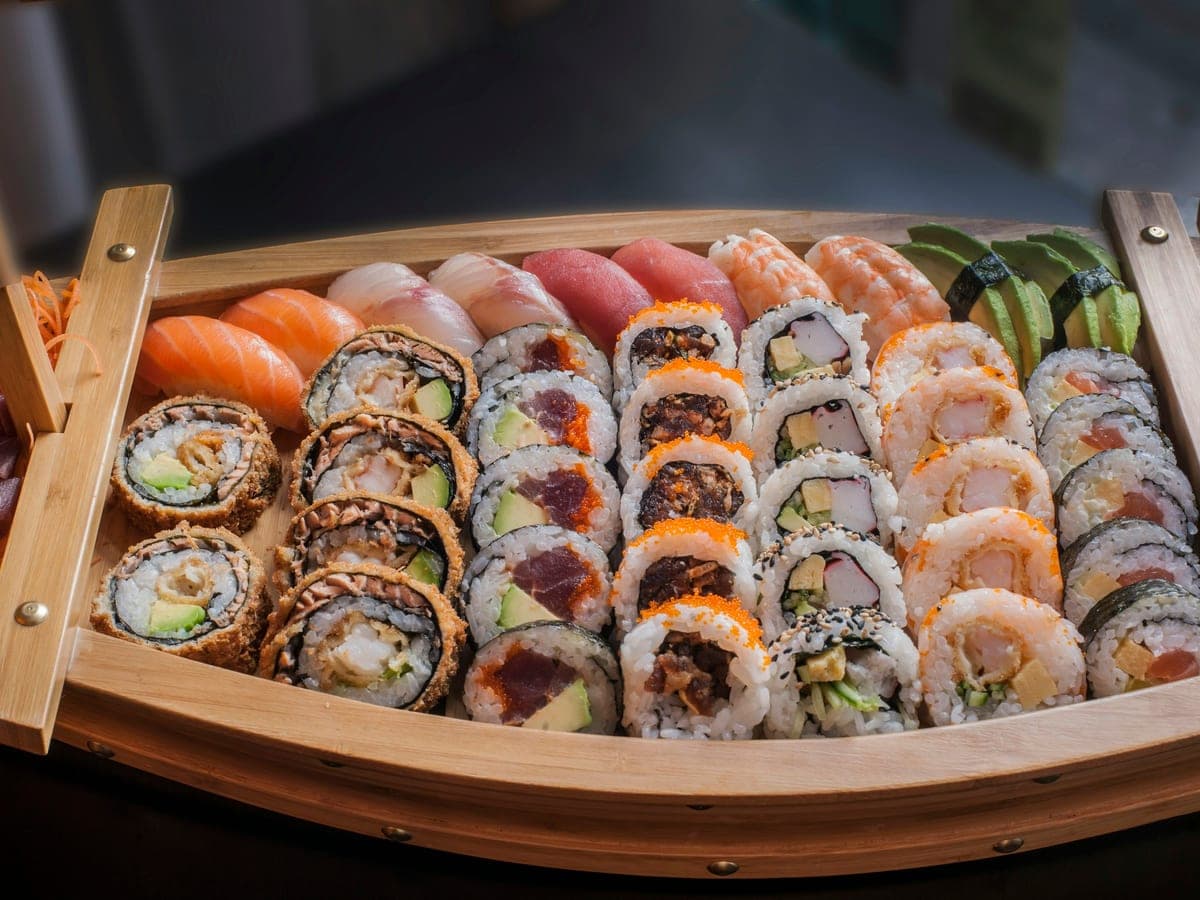 Barca de sushi com peças variadas